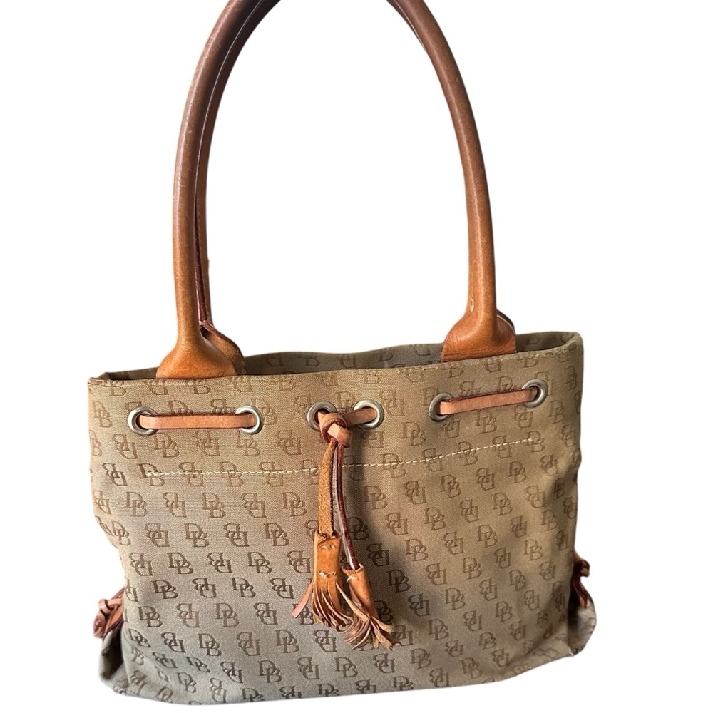 Classic Dooney and Bourke purse. Gently used and still in great condition.